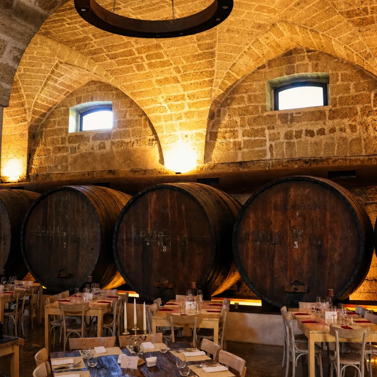 La Sala Botti del Malcandrino: volte in pietra e grandi botti di rovere