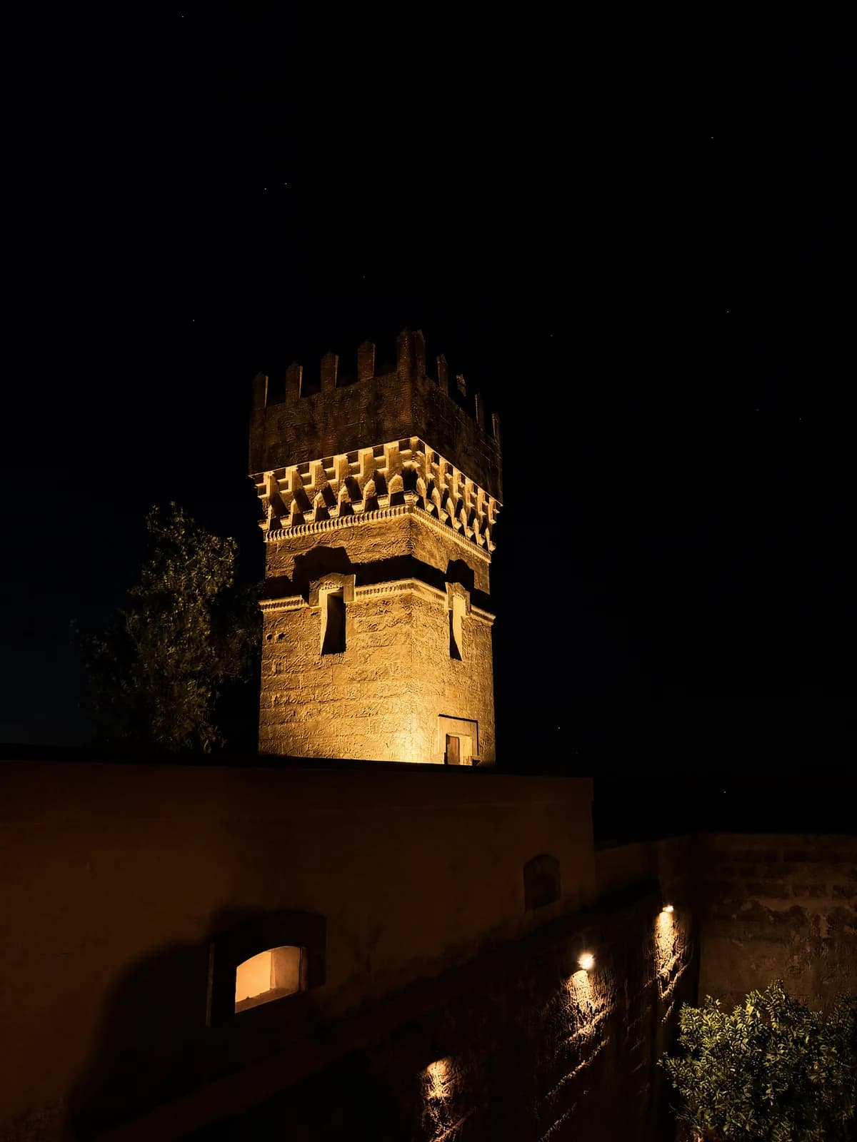 La torre del Malcandrino illuminata nella notte